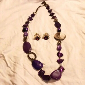 Beautiful  LG pearl necklace purple with earrings